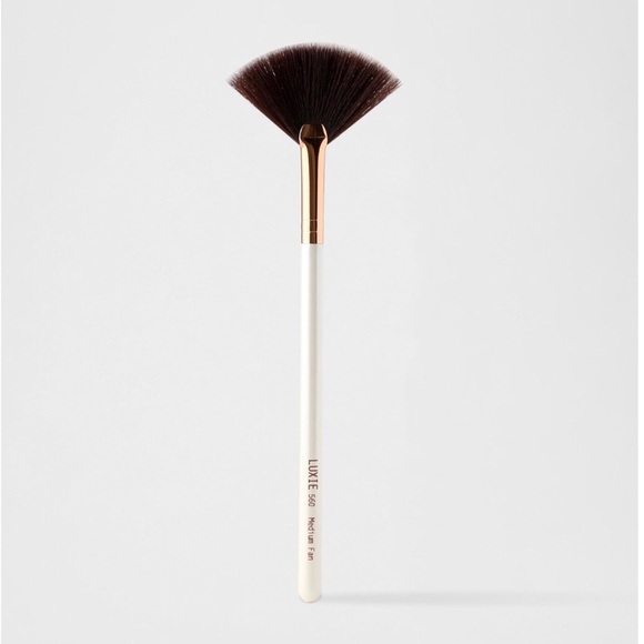 LUXIE 560 MEDIUM FAN BRUSH-FLAWLESS - Picture 4 of 9